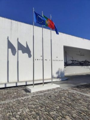 Novos mastros de bandeiras embelezam a fachada do edif&iacute;cio da Junta de Freguesia de Luz