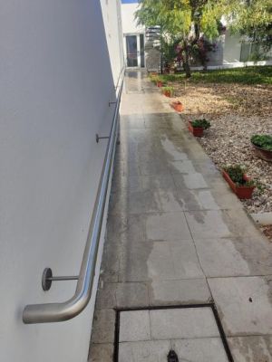 Junta de Freguesia de Luz refor&ccedil;a a acessibilidade com instala&ccedil;&atilde;o de corrim&atilde;o no edif&iacute;cio-sede